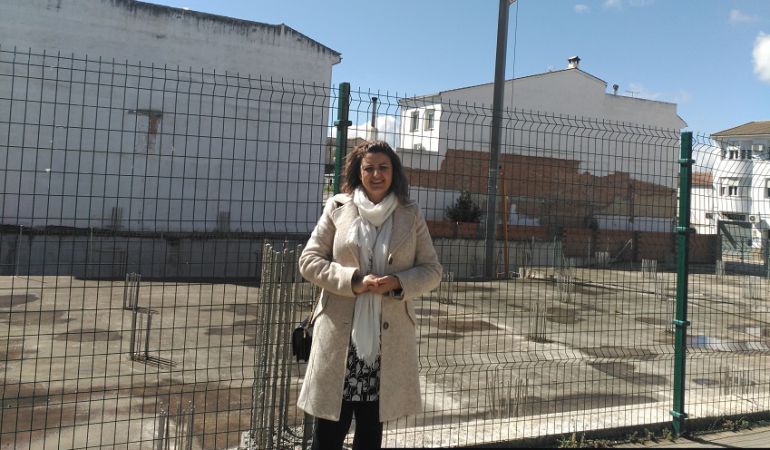 La alcaldesa ante las obras del antiguo cuartel de la Guardia Civil La alcaldesa ante las obras del antiguo cuartel de la Guardia Civil