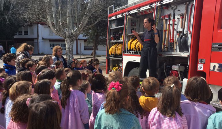 El cuerpo de Bomberos de la comarca de Cazorla realiza un simulacro en los colegios de Quesada El cuerpo de Bomberos de la comarca de Cazorla realiza un simulacro en los colegios de Quesada