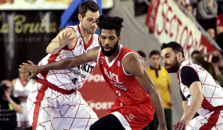 El escolta estadounidense del ICL Manresa Scott Suggs (c) ante el ala-pívot irlandés Ian O'Leary (i) y el escolta croata Marko Popovic (d), durante el partido de la 26 jornada de la Liga ACB disputado en el Nou Congost de Manresa. El escolta estadounidense del ICL Manresa Scott Suggs (c) ante el ala-pívot irlandés Ian O'Leary (i) y el escolta croata Marko Popovic (d), durante el partido de la 26 jornada de la Liga ACB disputado en el Nou Congost de Manresa.