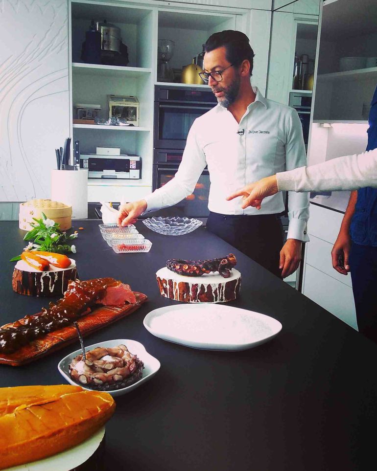 Momento de rodaje con el chef 3 estrellas Michelín, Quique Dacosta. Momento de rodaje con el chef 3 estrellas Michelín, Quique Dacosta.