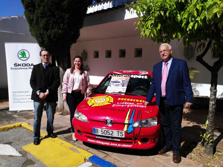 María José Villagrán, Manuel Alonso y Francisco García Galera, posando junto a uno de los coches que participarán en la Subida María José Villagrán, Manuel Alonso y Francisco García Galera, posando junto a uno de los coches que participarán en la Subida