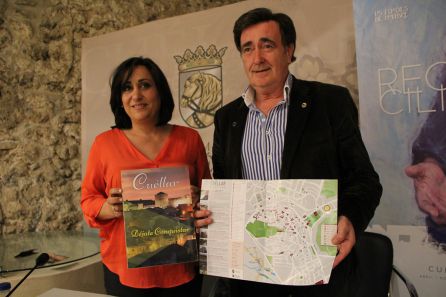 La concejal de Turismo, Nuria Fernández; y el alcalde de Cuéllar, Jesús García muestran el plano y uno de los paquetes diseñados con motivo de Las Edades del Hombre La concejal de Turismo, Nuria Fernández; y el alcalde de Cuéllar, Jesús García muestran el plano y uno de los paquetes diseñados con motivo de Las Edades del Hombre