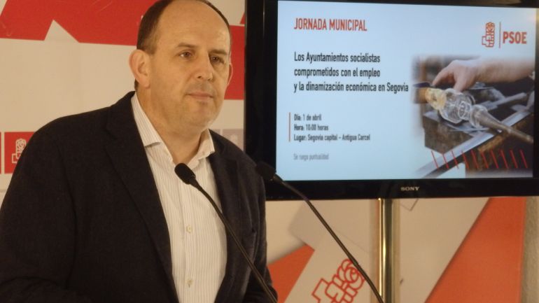 El secretario de política municipal e institucional del Psoe, José Luis Aceves, durante la presentación de la jornada en la que se va a impulsar un frente institucional para conseguir empleo y desarrrollo económico. El secretario de política municipal e institucional del Psoe, José Luis Aceves, durante la presentación de la jornada en la que se va a impulsar un frente institucional para conseguir empleo y desarrrollo económico.