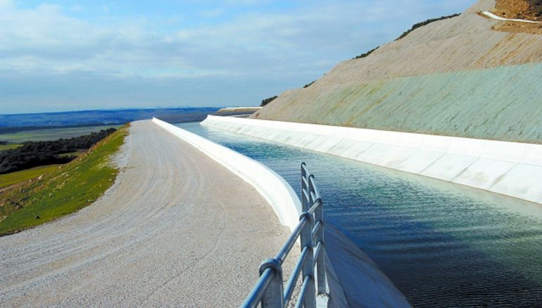 Canal de Navarra a su paso por la Zona Media Canal de Navarra a su paso por la Zona Media