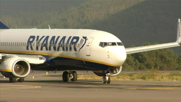 Un avión de Ryanair aterrizando en el Aeropuerto de Peinador Un avión de Ryanair aterrizando en el Aeropuerto de Peinador