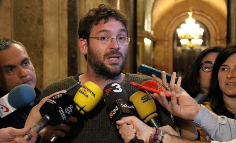 El portavoz parlamentario deSQP, Albano Dante Fachin, atendiendo a la prensa El portavoz parlamentario deSQP, Albano Dante Fachin, atendiendo a la prensa