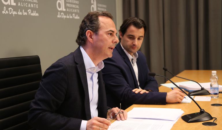 Los vicepresidentes del PP, Carlos Castillo (i) y Eduardo Dolón (d) en la rueda de prensa para anunciar el cierre de la comisión de investigación de la Diputación. Los vicepresidentes del PP, Carlos Castillo (i) y Eduardo Dolón (d) en la rueda de prensa para anunciar el cierre de la comisión de investigación de la Diputación.