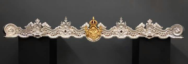 Crestería frontal del paso de palio de la Virgen de los Remedios de Granada, obra del orfebre sevillano Ramón León Crestería frontal del paso de palio de la Virgen de los Remedios de Granada, obra del orfebre sevillano Ramón León