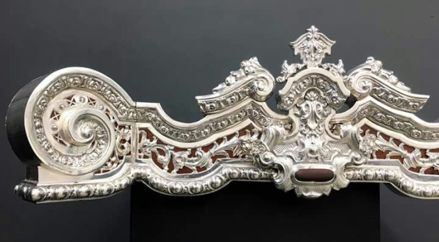 Detalle de la crestería frontal del paso de palio de la Virgen de los Remedios de Granada Detalle de la crestería frontal del paso de palio de la Virgen de los Remedios de Granada