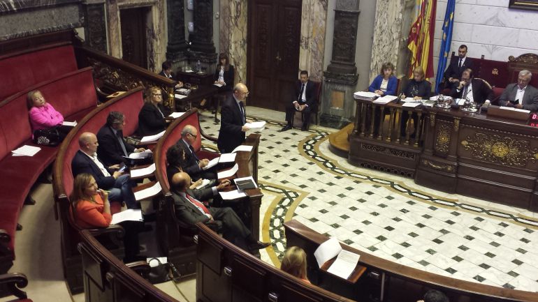El portavoz del PP Eusebio Monzó (en pie) defendiendo al resto de compañeros de bancada, imputados por Taula El portavoz del PP Eusebio Monzó (en pie) defendiendo al resto de compañeros de bancada, imputados por Taula