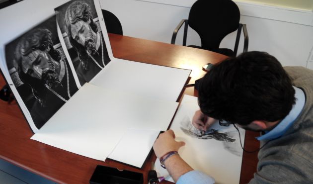 Juan Miguel Sánchez, realizando el dibujo en carboncillo Juan Miguel Sánchez, realizando el dibujo en carboncillo