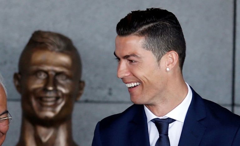 Cristiano Ronaldo, en la ceremonia en la que se ha rebautizado con su nombre del aeropuerto de Funchal Cristiano Ronaldo, en la ceremonia en la que se ha rebautizado con su nombre del aeropuerto de Funchal