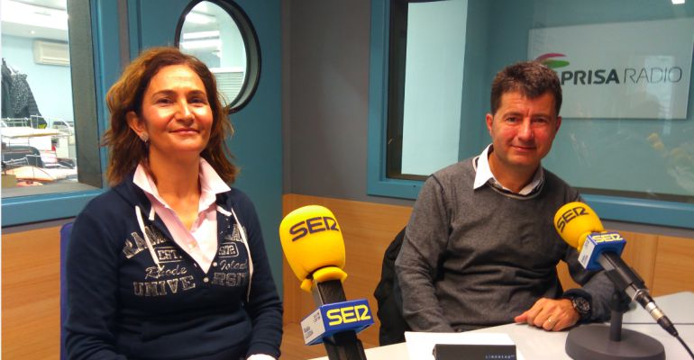A l'esquerra, Tere Alsinet, directora del departament d'Enginyeria Informàtica i d'Enginyeria Industrial de la UdL i al seu costat Francesc Giné, director de l'Escola Politècnica Superior de la UdL. A l'esquerra, Tere Alsinet, directora del departament d'Enginyeria Informàtica i d'Enginyeria Industrial de la UdL i al seu costat Francesc Giné, director de l'Escola Politècnica Superior de la UdL.