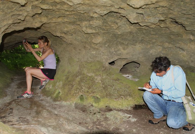 Dos evaluadores de la UNESCO, Martina Pásková y Yong Mun Jeon, junto a miembros de la asociación Argeol, realizan un visita de estimación en la Tuerces, en el norte de Palencia, para evaluar este proyecto que afecta a las provincias de Palencia y Burgos Dos evaluadores de la UNESCO, Martina Pásková y Yong Mun Jeon, junto a miembros de la asociación Argeol, realizan un visita de estimación en la Tuerces, en el norte de Palencia, para evaluar este proyecto que afecta a las provincias de Palencia y Burgos