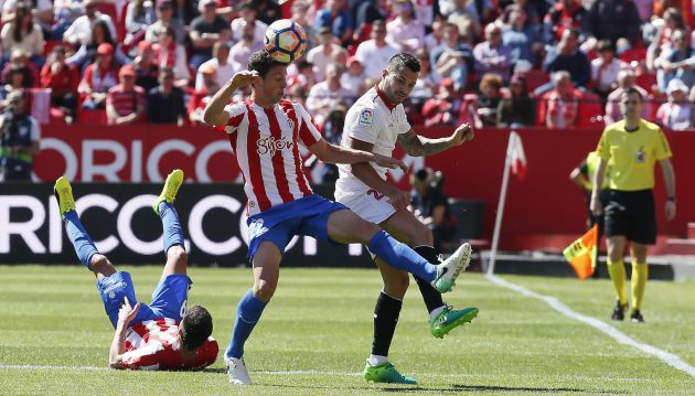 El jugador del Sporting de Gijón Mikel Vesga (c) disputa un balón con el centrocampista del Sevilla Víctor Machín 'Vitolo' (d) durante el partido correspondiente a la vigésimo novena jornada de LaLiga Santander disputado hoy en el estadio Sánchez Pizjuán. El jugador del Sporting de Gijón Mikel Vesga (c) disputa un balón con el centrocampista del Sevilla Víctor Machín 'Vitolo' (d) durante el partido correspondiente a la vigésimo novena jornada de LaLiga Santander disputado hoy en el estadio Sánchez Pizjuán.