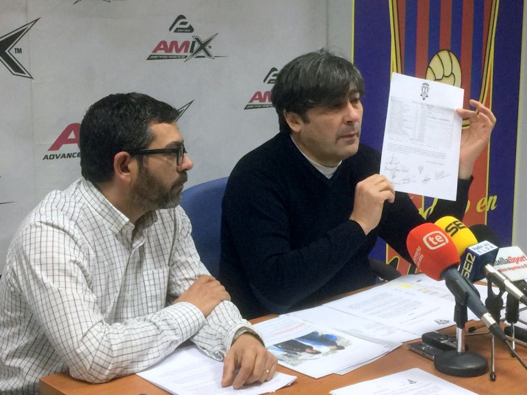 Nobile Capuani, del grupo inversor italiano, con José Miguel Esquembre, su portavoz (I) Nobile Capuani, del grupo inversor italiano, con José Miguel Esquembre, su portavoz (I)