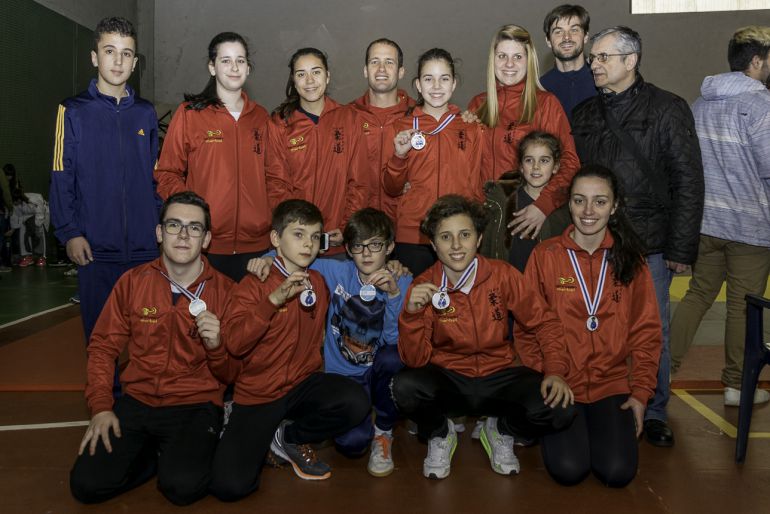 Judokas ourensanos en el Campeonato Gallego Sur, con ssus maestros Judokas ourensanos en el Campeonato Gallego Sur, con ssus maestros