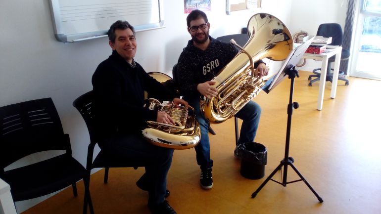 Una clase en una de las aulas del Conservatorio Profesional con el profesor de tuba Antonio Aracil y su alumno Juan Pedro Medrano. Una clase en una de las aulas del Conservatorio Profesional con el profesor de tuba Antonio Aracil y su alumno Juan Pedro Medrano.