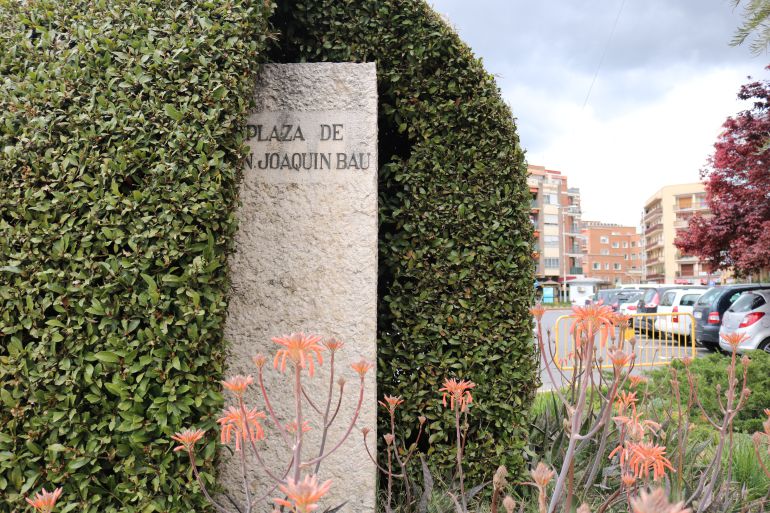 Monòli amb el nom de Joaquín Bau a la plaça del barri de Ferreries de Tortosa que duu el nom de l'ex alcalde de la ciutat. Monòli amb el nom de Joaquín Bau a la plaça del barri de Ferreries de Tortosa que duu el nom de l'ex alcalde de la ciutat.