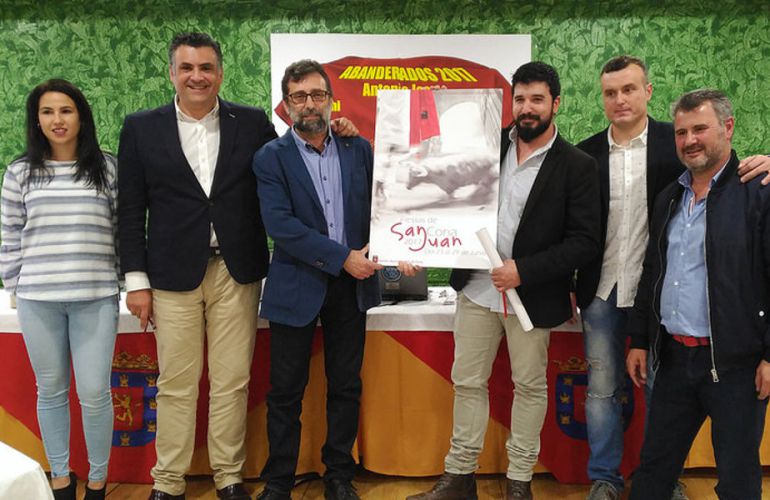 Cartel anunciador de las Fiestas de San Juan de Coria portado por su autor y el abanderado Cartel anunciador de las Fiestas de San Juan de Coria portado por su autor y el abanderado