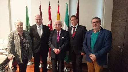Pedro Martínez Montávez (centro) acompañado del alcalde de Jódar, concejal de obras y cronista de la ciudad Pedro Martínez Montávez (centro) acompañado del alcalde de Jódar, concejal de obras y cronista de la ciudad