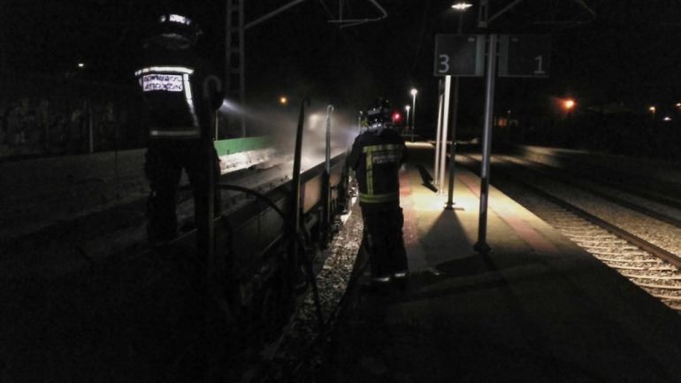 Un incendio devora dos vagones en la estación de Santas Martas