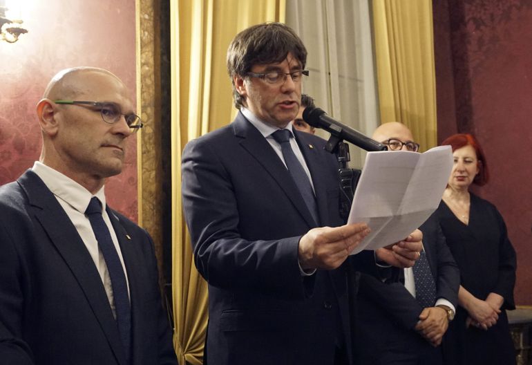 El presidente de la Generalitat catalana, Carles Puigdemont (c) y el conseller de Asuntos Exteriores, Relaciones Institucionales y Transparencia, Raül Romeva (i) durante la inauguración de la Feria del Libro Infantil y Juvenil celebrada en Bolonia, Italia hoy 3 de abril El presidente de la Generalitat catalana, Carles Puigdemont (c) y el conseller de Asuntos Exteriores, Relaciones Institucionales y Transparencia, Raül Romeva (i) durante la inauguración de la Feria del Libro Infantil y Juvenil celebrada en Bolonia, Italia hoy 3 de abril