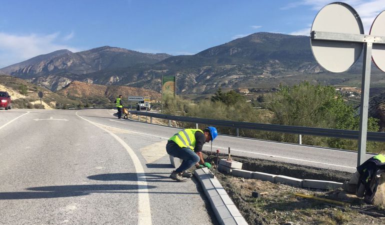 Obras en la rotonda de acceso a Hinojares Obras en la rotonda de acceso a Hinojares
