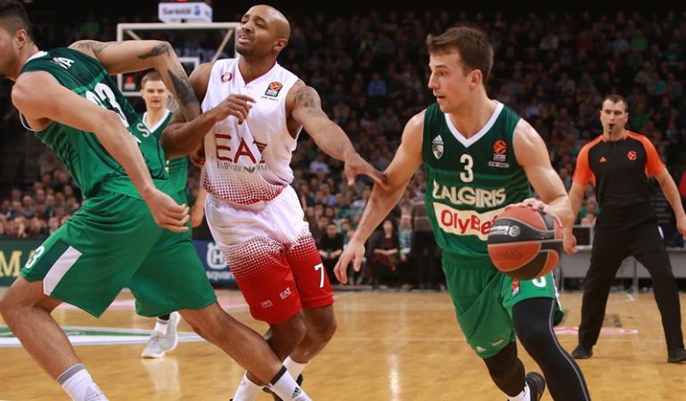 Kevin Pangos recibe el bloqueo de Lima durante un partido con el Zalgiris Kaunas. Kevin Pangos recibe el bloqueo de Lima durante un partido con el Zalgiris Kaunas.