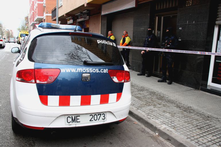 Agentes de los Mossos d'Esquadra ante el domicilio de la joven que ha sido detenida en Terrassa Agentes de los Mossos d'Esquadra ante el domicilio de la joven que ha sido detenida en Terrassa