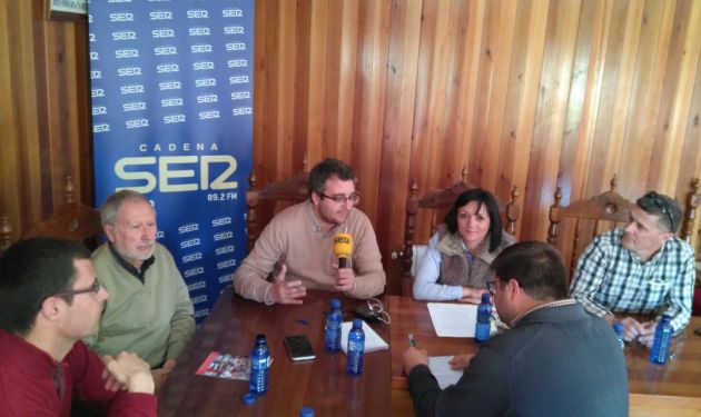 Momento de la grabación del programa 'SER Cofrade Baza' en el salón de plenos del Ayuntamiento de Cuevas del Campo sobre la Semana Santa Viviente Momento de la grabación del programa 'SER Cofrade Baza' en el salón de plenos del Ayuntamiento de Cuevas del Campo sobre la Semana Santa Viviente