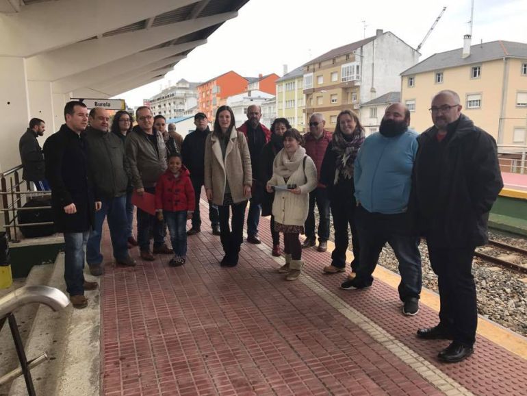 La diputada de BNG, Olaia Rodil, en el centro, participó en la reciente presentación de una campaña a favor del ferrocarril de ancho métrico en Foz.