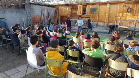 Niños atienden en un taller de teatro en la Cañada Real Niños atienden en un taller de teatro en la Cañada Real