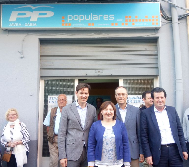Isabel Bonig y Pepe Císcar con Óscar Antón (XD) y el presidente de la gestora del PP de Xàbia, Alberto Tur. Isabel Bonig y Pepe Císcar con Óscar Antón (XD) y el presidente de la gestora del PP de Xàbia, Alberto Tur.