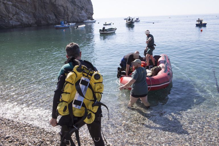 Buzos de la Guardia Civil, en tareas de búsqueda. Buzos de la Guardia Civil, en tareas de búsqueda.