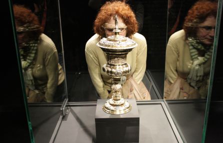 Una mujer contempla la Copa de Núremberg. Una mujer contempla la Copa de Núremberg.