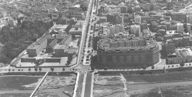 Foto aérea en la que se aprecia, a la izquierda, el complejo íntegro de Jesuitas junto al Jardí Botànic. En el centro , la Gran Vía Fernando el Católica todavía sin inaugurar Foto aérea en la que se aprecia, a la izquierda, el complejo íntegro de Jesuitas junto al Jardí Botànic. En el centro , la Gran Vía Fernando el Católica todavía sin inaugurar