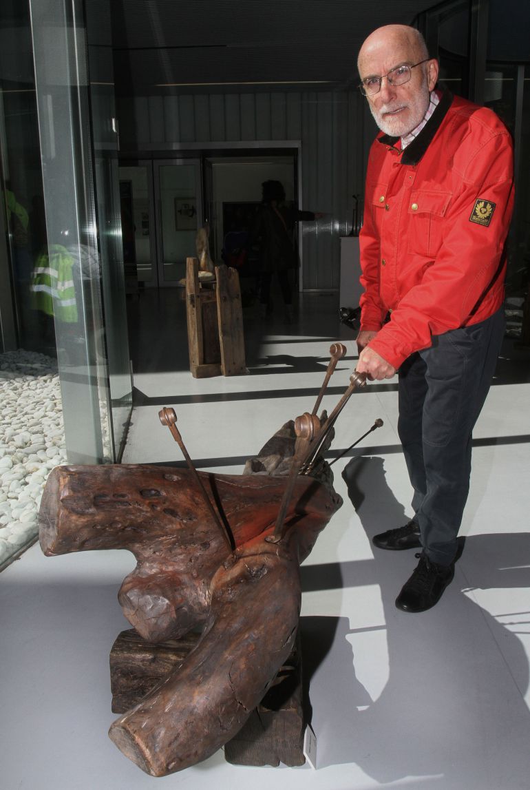 El artista palentino Adolfo Revuelta junto a la obra 'Mater Dolorosa' dedicada a Miguel Delibes El artista palentino Adolfo Revuelta junto a la obra 'Mater Dolorosa' dedicada a Miguel Delibes