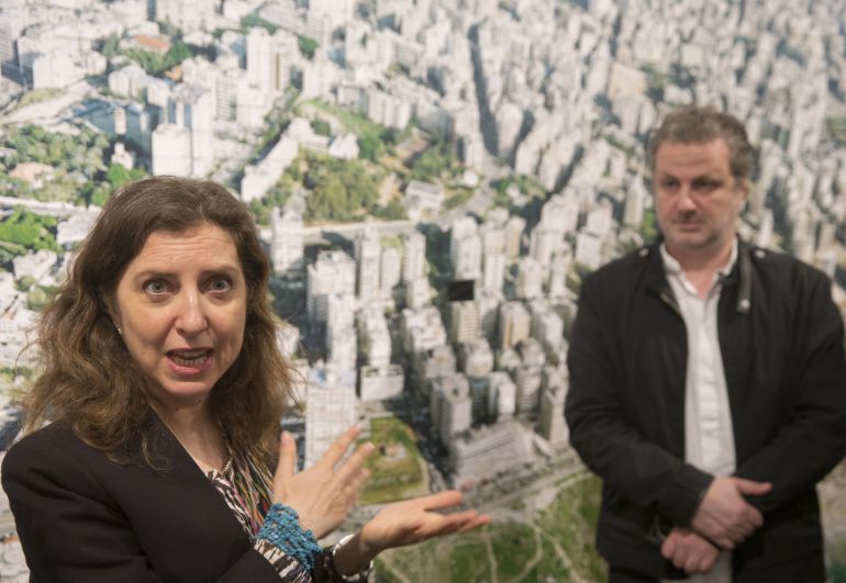 Los artistas libaneses Joana Hadjithomas y Khalil Joreige, durante la presentación hoy de "Two Suns in a Sunset. Se souvenir de la lumière" en el Instituto Valenciano de Arte Moderno (IVAM), en la primera gran muestra que les dedica una institución española y donde reflejan sus visiones sobre la destrucción de su ciudad natal, Beirut Los artistas libaneses Joana Hadjithomas y Khalil Joreige, durante la presentación hoy de "Two Suns in a Sunset. Se souvenir de la lumière" en el Instituto Valenciano de Arte Moderno (IVAM), en la primera gran muestra que les dedica una institución española y donde reflejan sus visiones sobre la destrucción de su ciudad natal, Beirut