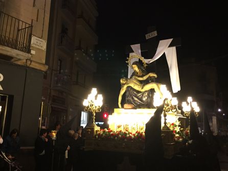 El pas de la Pietat, obra de l'escultor ampostí Innocenci Soriano Montagut. El pas de la Pietat, obra de l'escultor ampostí Innocenci Soriano Montagut.