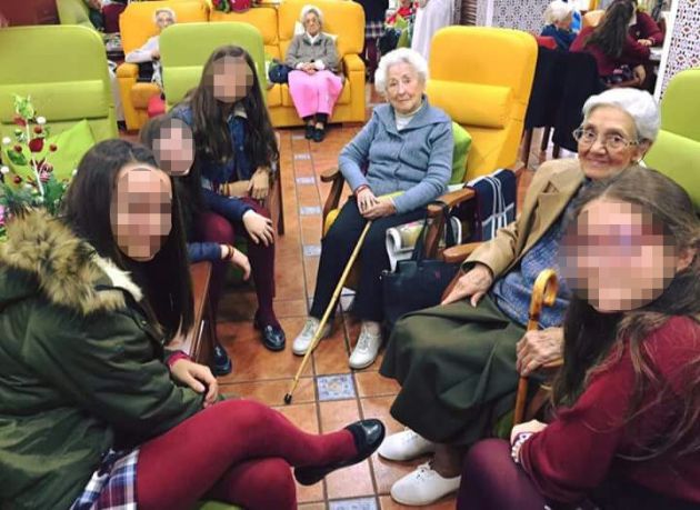 Las alumnas, en una residencia de ancianos. Las alumnas, en una residencia de ancianos.
