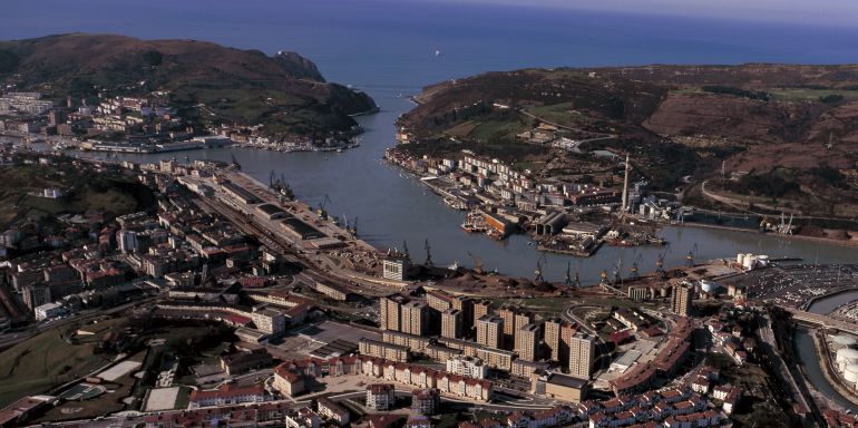 Vista de la bahía de Pasaia en una imagen de archivo. Vista de la bahía de Pasaia en una imagen de archivo.