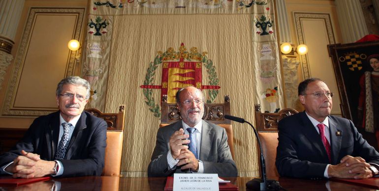 Imagen de archivo del ex alcalde Javier León de la Riva escoltado por los concejales Manuel Sánchez y Alfredo Blanco Imagen de archivo del ex alcalde Javier León de la Riva escoltado por los concejales Manuel Sánchez y Alfredo Blanco