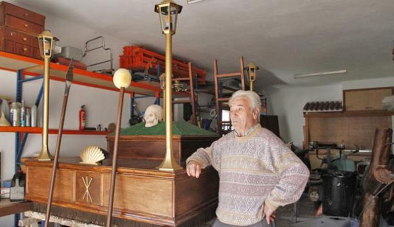 Aparicio Espinosa en 2014 en su taller junto a los trabajos del paso de la Cruz Desnuda. Aparicio Espinosa en 2014 en su taller junto a los trabajos del paso de la Cruz Desnuda.