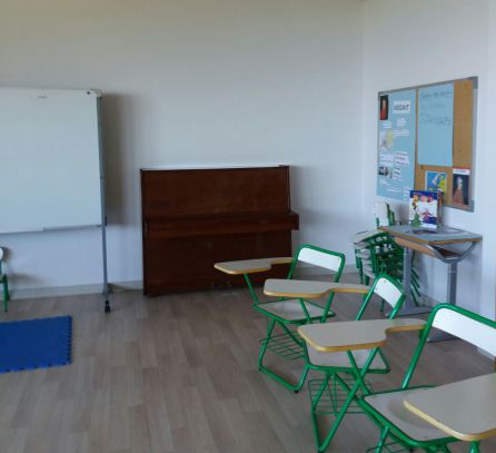 Piano instalado en la escuela de Aia Piano instalado en la escuela de Aia