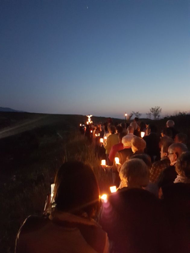 Cientos de devotos han acompañado al Cristo de la Buena Muerte en el Vía Crucis de la Huerta de los PP. Carmelitas. Cientos de devotos han acompañado al Cristo de la Buena Muerte en el Vía Crucis de la Huerta de los PP. Carmelitas.