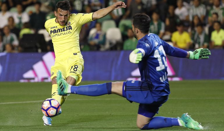 GRA542 SEVILLA.- El delantero italiano del Villarreal, Nicola Sansone (i) trata de marcar ante la salida del portero Antonio Adán (d) del Betis durante el partido de la trigésima jornada de Liga en Primera División que disputan en el estadio Benito Villamarín de Sevilla hoy. EFE Julio Muñoz GRA542 SEVILLA.- El delantero italiano del Villarreal, Nicola Sansone (i) trata de marcar ante la salida del portero Antonio Adán (d) del Betis durante el partido de la trigésima jornada de Liga en Primera División que disputan en el estadio Benito Villamarín de Sevilla hoy. EFE Julio Muñoz