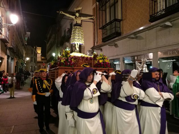 Los portadores de la Cofradía de la Esclavitud del Santo Cristo de la Cruz cargan sobre sus hombros a su imagen titular. Los portadores de la Cofradía de la Esclavitud del Santo Cristo de la Cruz cargan sobre sus hombros a su imagen titular.