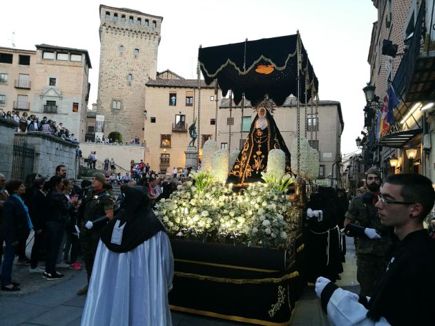 La imagen de la Soledad Dolorosa a su paso por la Iglesia de San Martin a punto de llegar a la Catedral. La imagen de la Soledad Dolorosa a su paso por la Iglesia de San Martin a punto de llegar a la Catedral.