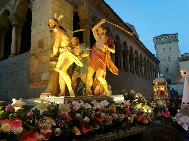 El paso de La Flagelación ha sido el tercer conjunto escultórico que ha llegado a la Catedral. El paso de La Flagelación ha sido el tercer conjunto escultórico que ha llegado a la Catedral.